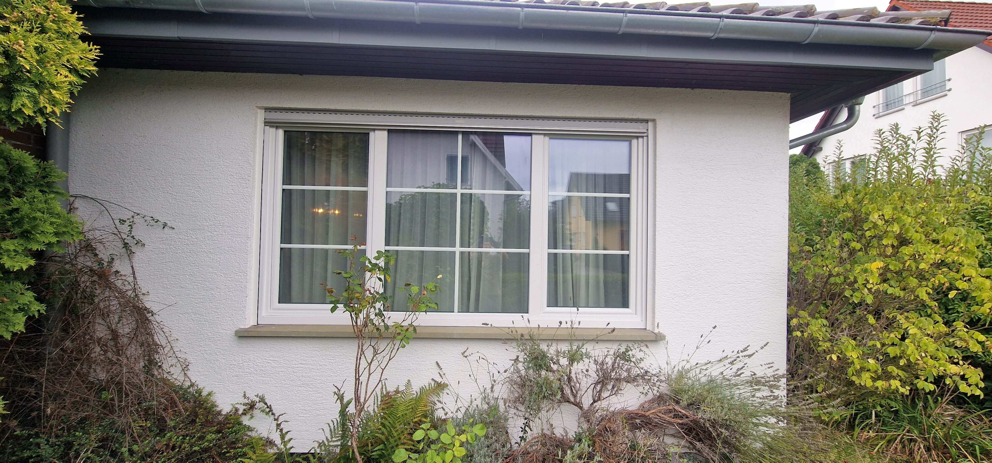 Große Fenster in einem modernen Haus